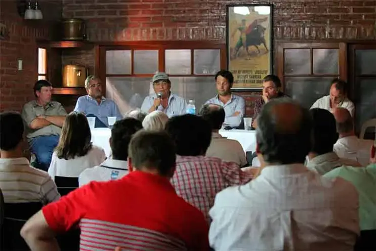 Productores agropecuarios rechazan aumento de retenciones y paralizan venta de granos y carne en el norte argentino