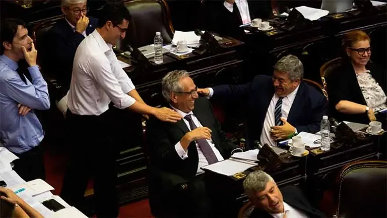 En plena sesión de Diputados sonó la marcha nupcial en honor a Suárez Lastra que pasó su noche de bodas en el recinto