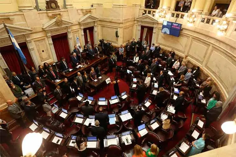 En otra sesión maratónica, el Senado aprobó el proyecto de emergencia económica