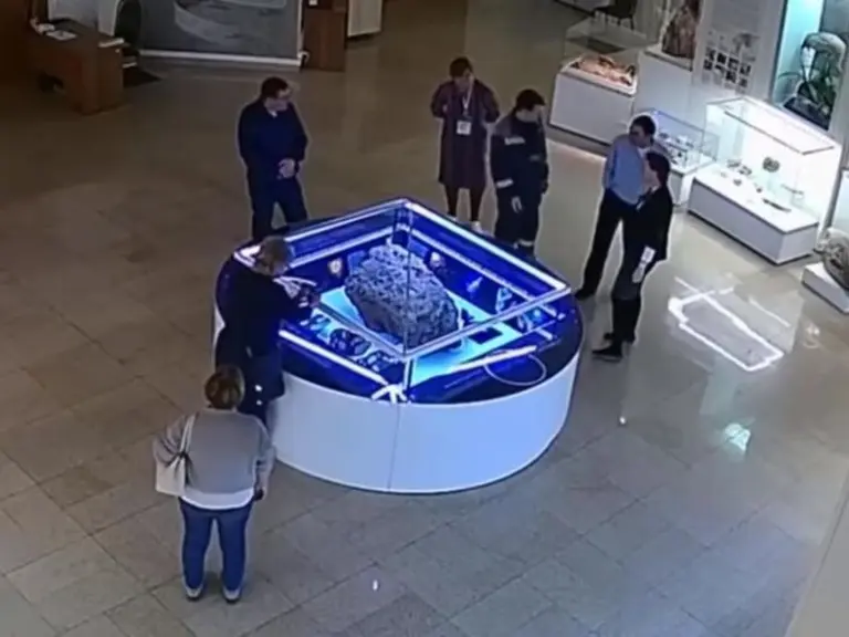 Vitrina que resguarda meteorito comienza a levitar ante la gente