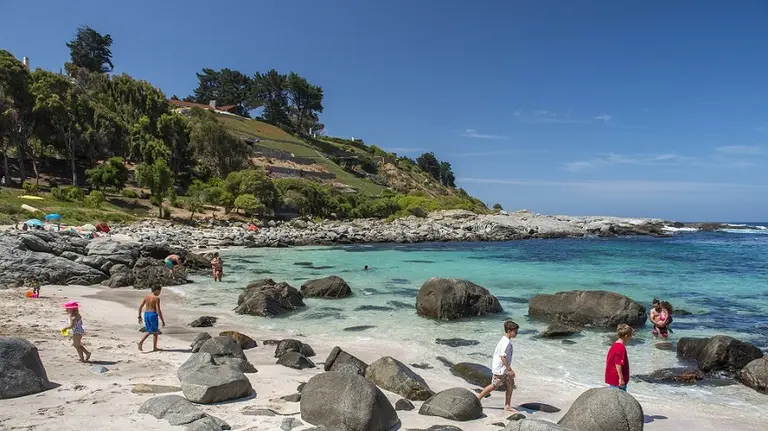 Impuesto del 30% al dólar: cómo impacta en las vacaciones de argentinos en Chile