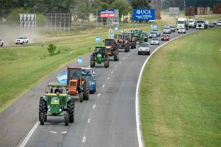 Fuerte tractorazo del campo en protesta contra las retenciones impuestas Alberto Fernández