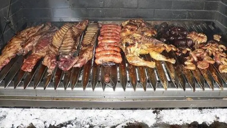 Quiso que demolieran la parrilla de sus vecinos por el humo y ahora deberá pagar hasta las costas del juicio
