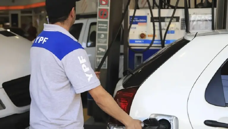 El Gobierno "blinda" el precio de la nafta ante la suba del petróleo por el conflicto de EE.UU. e Irán