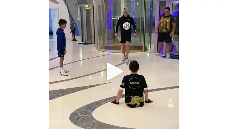 El gesto de Cristiano Ronaldo en sus vacaciones:  jugó al fútbol con un chico que nació sin piernas