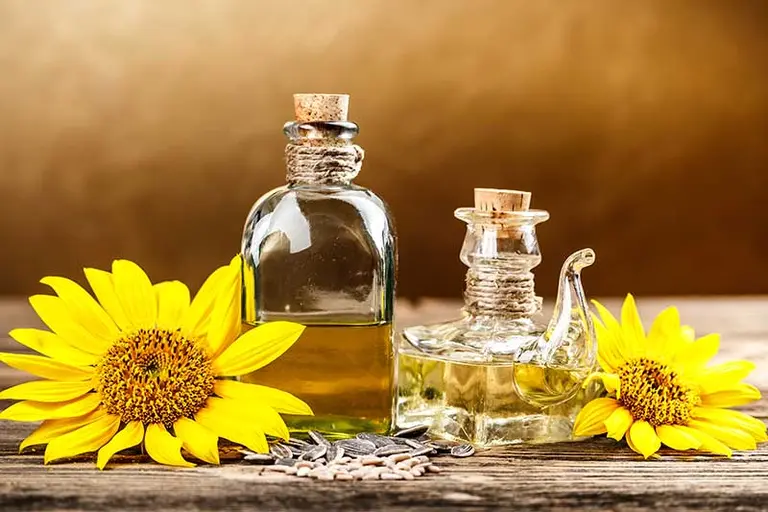 Prohíben el uso y la comercialización de dos aceites de girasol y varios productos médicos