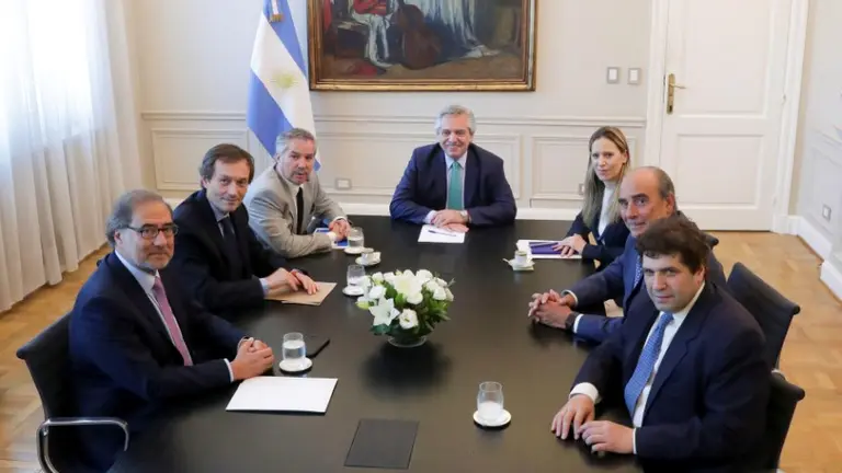 El presidente Fernández formalizó el equipo que trabajará con Estados Unidos y el FMI