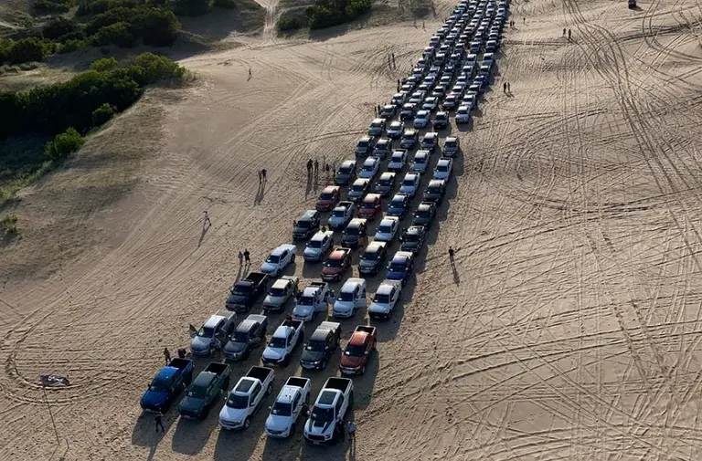 Ford copó los médanos de Pinamar con la travesía de pick ups más grande de su historia