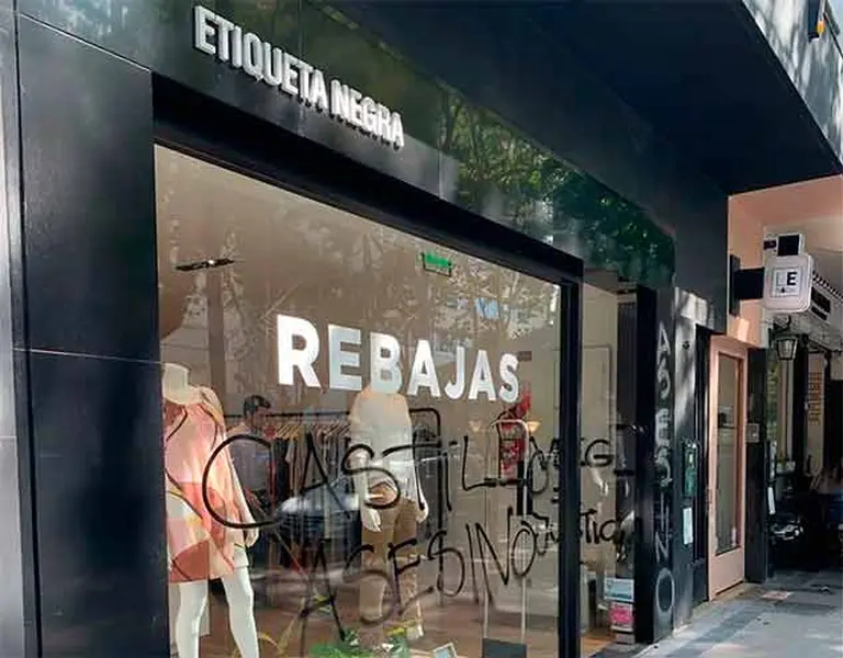 Tras el escándalo del cerdo en Uruguay, vandalizaron un local de Etiqueta Negra en La Plata