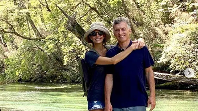 Con bajo perfil y descansando en Villa La Angostura: cómo son los días de Macri con Juliana Awada después dejar el poder