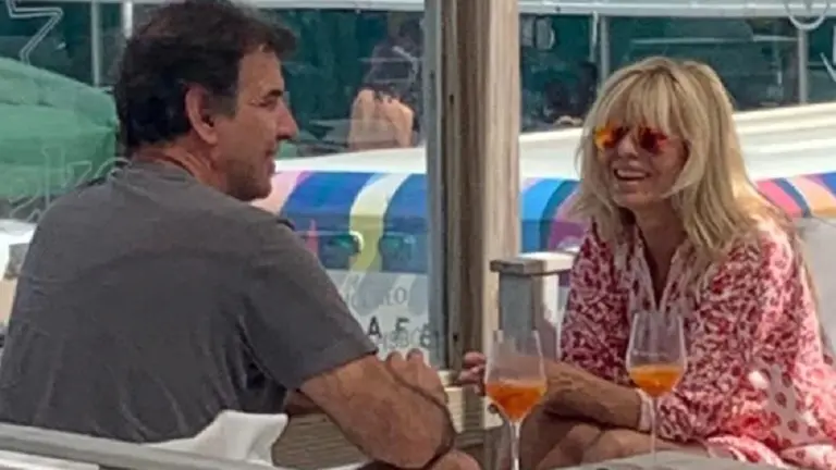 Karina Rabolini, enamorada y feliz: así pasa sus vacaciones junto a la familia de su novio en Pinamar