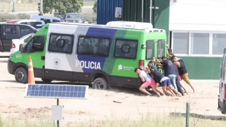 Insólito: los "extras" de la rueda de reconocimiento por el asesinato de Fernando tuvieron que empujar la camioneta policial