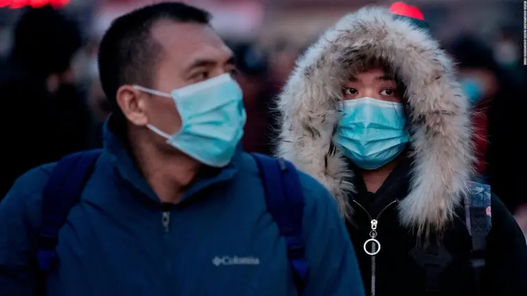 Un médico chino advirtió que el efecto del covid-19 es como "una combinación del SARS y el sida"