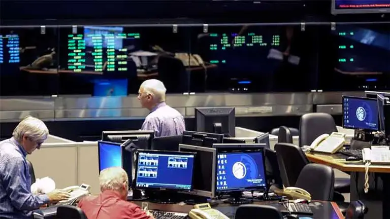 Acciones y bonos en dólares cayeron más de 8%, tras el traspié de Milei por $LIBRA