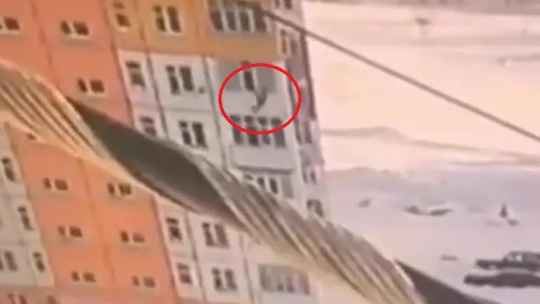 Video: una mujer se cayó desde un noveno piso, se levantó y salió caminando como si nada