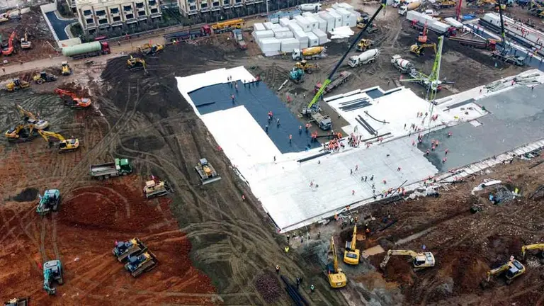 Video: así se construyó en 10 días el hospital para atender enfermos de coronavirus en China