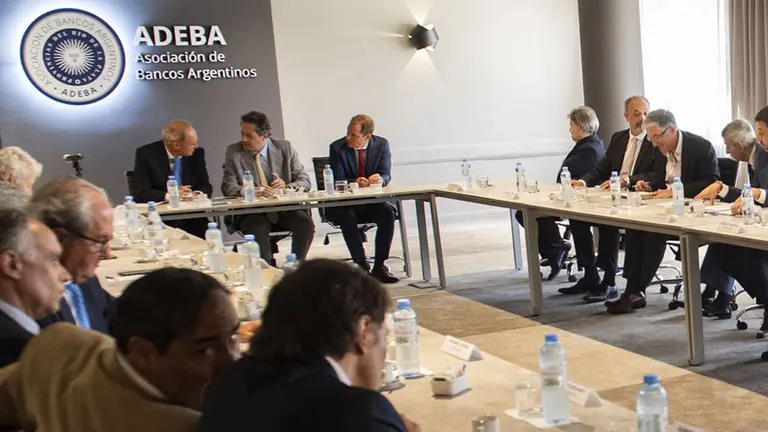 Pesce se reunió con banqueros y les pidió profundizar la baja de tasas en los préstamos