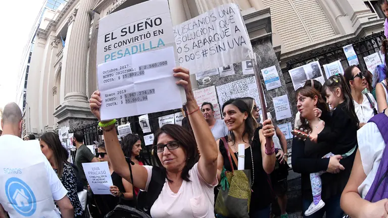 Deudores de créditos UVA protestaron frente al Banco Central