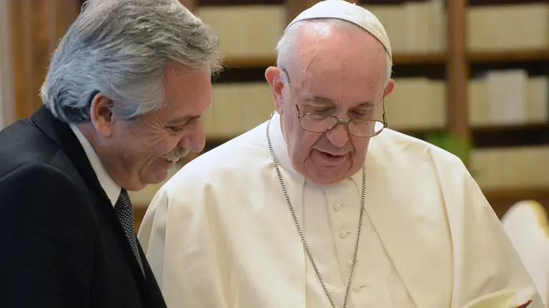 El papa Francisco le envió una carta a Alberto Fernández: le pidió "por los más débiles y descartados"