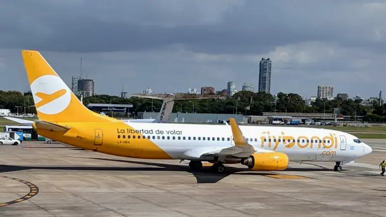 Denuncian que CEOs de Flybondi y JetSmart estarían cobrando los sueldos gracias a la ayuda estatal