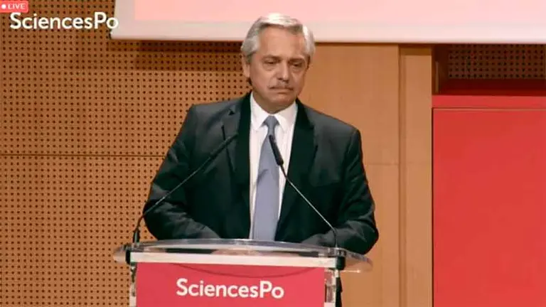 Alberto Fernández, polémico en Francia: contó por qué todavía no revela su "plan" y cargó contra el "modelo chileno"