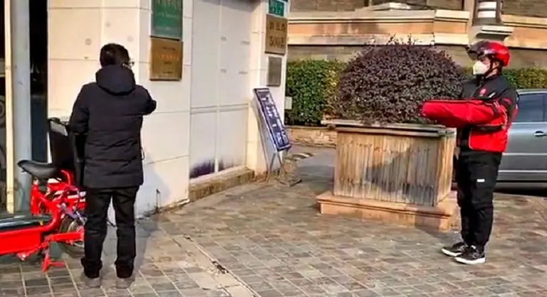 Coronavirus: KFC y Pizza Hut implementan una nueva forma de delivery para protegerse del coronavirus