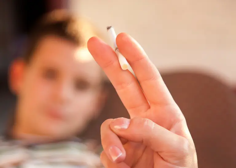 ¿Qué enfermedades pueden tener los hijos de padres fumadores?