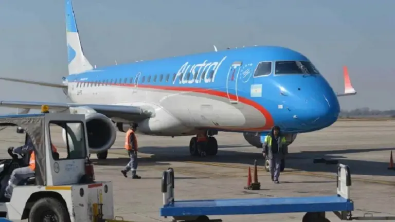 Adiós a un símbolo: Austral completó su último vuelo y sus aviones ahora tendrán logo de Aerolíneas