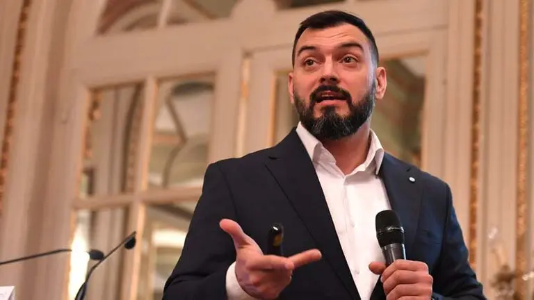 Para Álvarez Agis, "este año van a sobrar dólares" y la emisión no generará hiperinflación