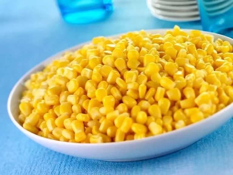 ANMAT prohibió un lote de latas de choclo en grano por estar contaminadas con una bacteria