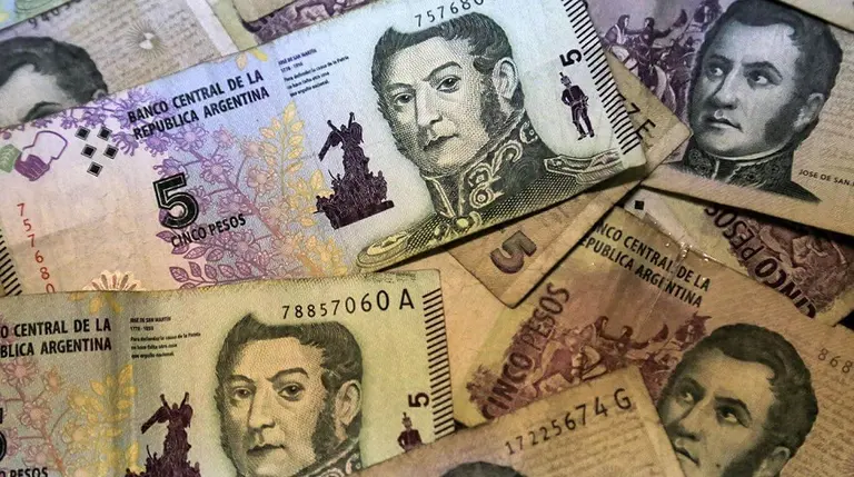 Cuenta regresiva: el domingo sale de circulación el billete de 5 pesos
