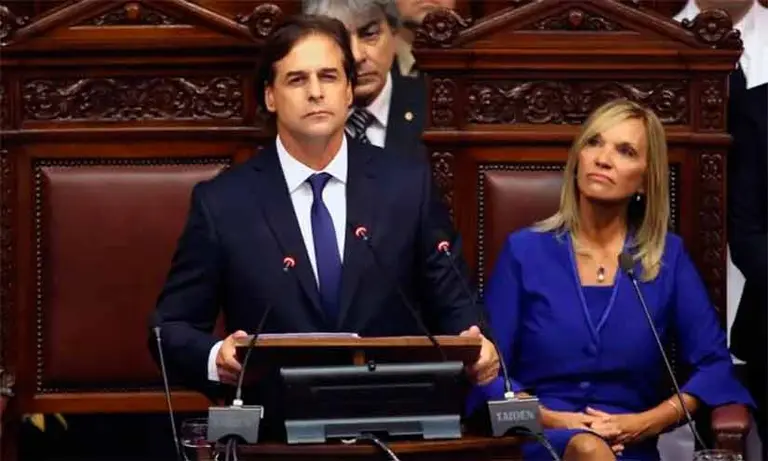 Lacalle Pou asumió en Uruguay y aseguró: "Acá no tenemos complejo de tierra arrasada"