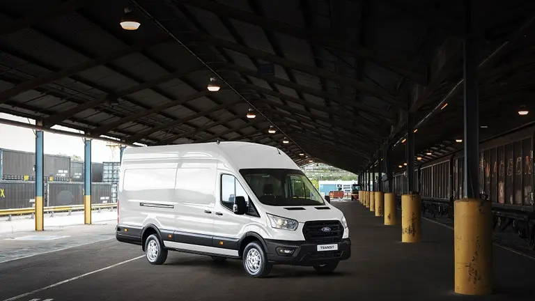 Ford lanza la nueva linea de Transit renovada en sus tres versiones