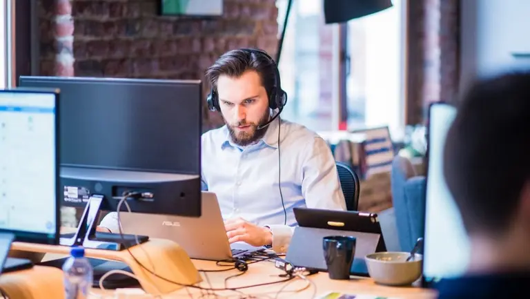 Los nuevos organigramas de empresas modernas: qué posiciones incorporan y cuáles atrasan, según tipo de negocio