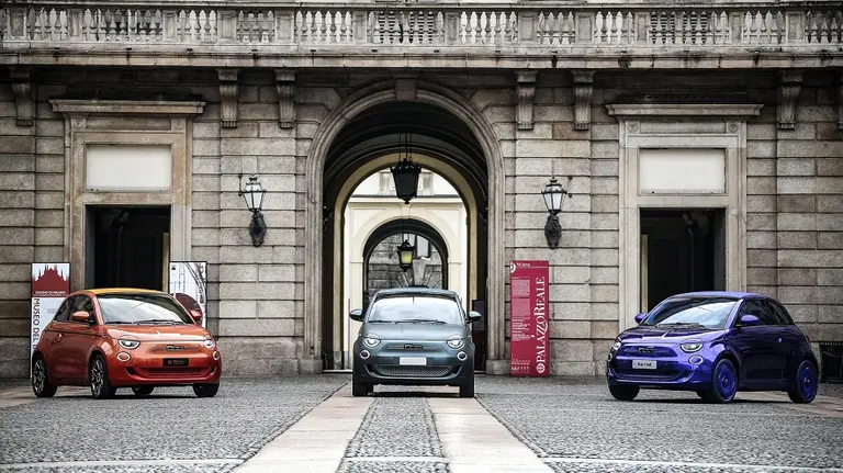Con la esencia del pasado, Fiat presentó el 500, el primer eléctrico de la marca