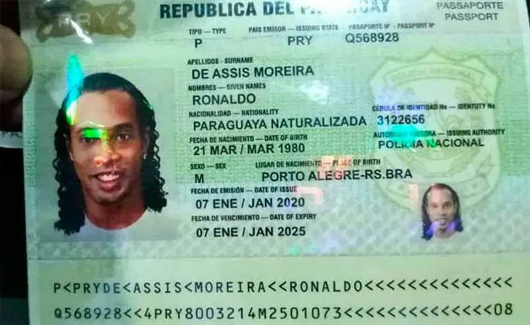 Ronaldinho fue detenido en Paraguay por viajar con pasaporte falso