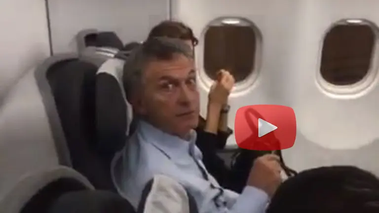 "Macri ladrón, arruinaste el país": escracharon y filmaron al ex presidente en un avión