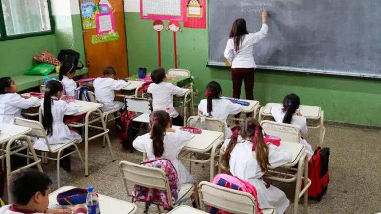 El Gobierno ya vislumbra un escenario para la vuelta a clases y anticipa licencias para los padres