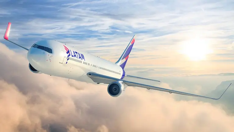 Latam recorta capacidad y su acción tiene la mayor caída desde 1995