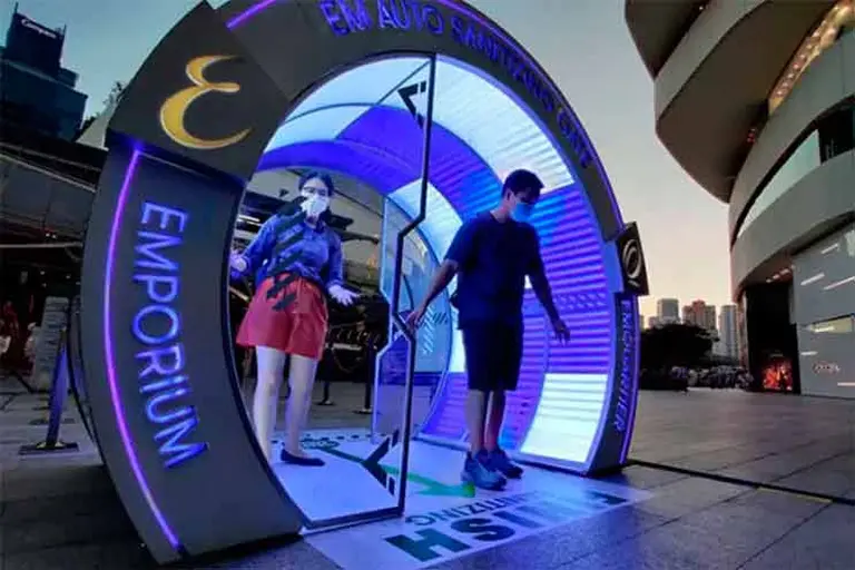 Un shopping instaló una "puerta desinfectante" para evitar contagios de coronavirus: ¿es efectiva?