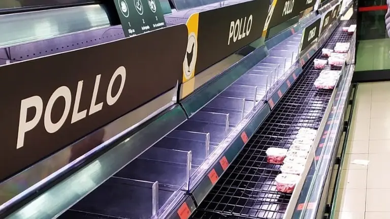 Aglomeraciones, autos repletos y góndolas vacías en supermercados de Madrid
