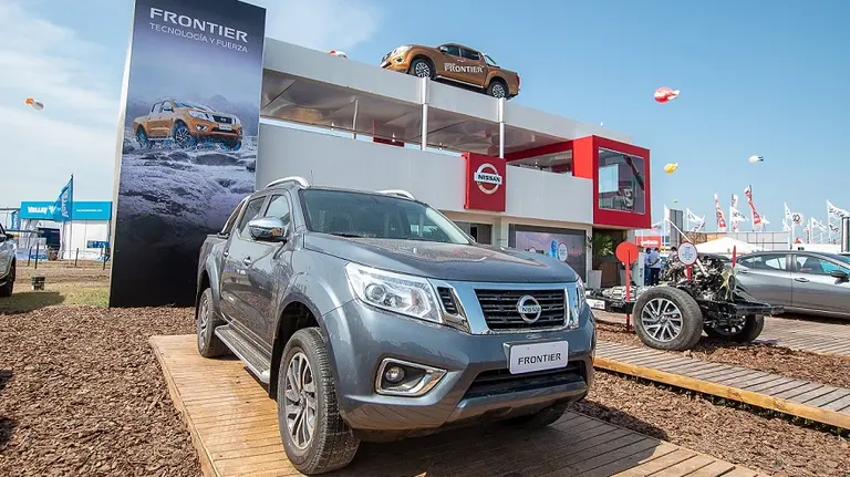 Nissan exhibe el nuevo Versa en Expoagro y lanza financiación especial para las pick ups
