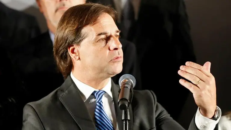 Escándalo en Uruguay: el presidente recortó salarios de estatales por la emergencia y un sindicalista lo insultó por WhatsApp