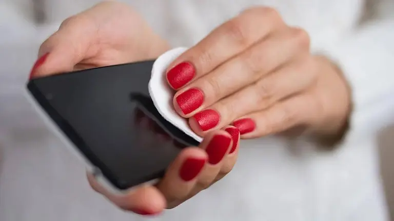 Coronavirus: ¿es posible contagiarse al tocar un elemento contaminado?