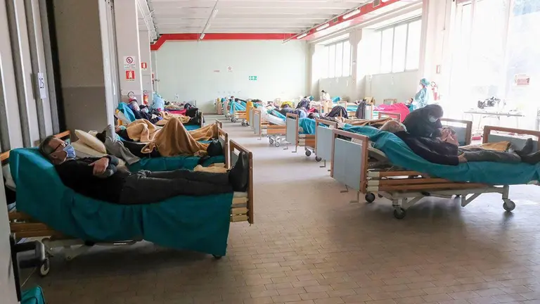 Caos en Italia: advierten que ya no van a poder asistir a los enfermos en Lombardía