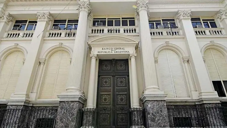 El Gobierno quitó el "cepo" a ex presos políticos: podrán comprar dólares a precio oficial sin límite y girarlos al exterior