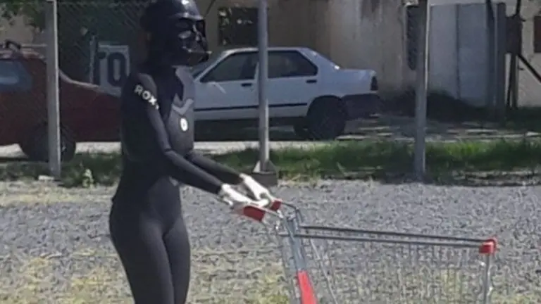 Una mujer se vistió de Darth Vader para ir al supermercado y protegerse del coronavirus