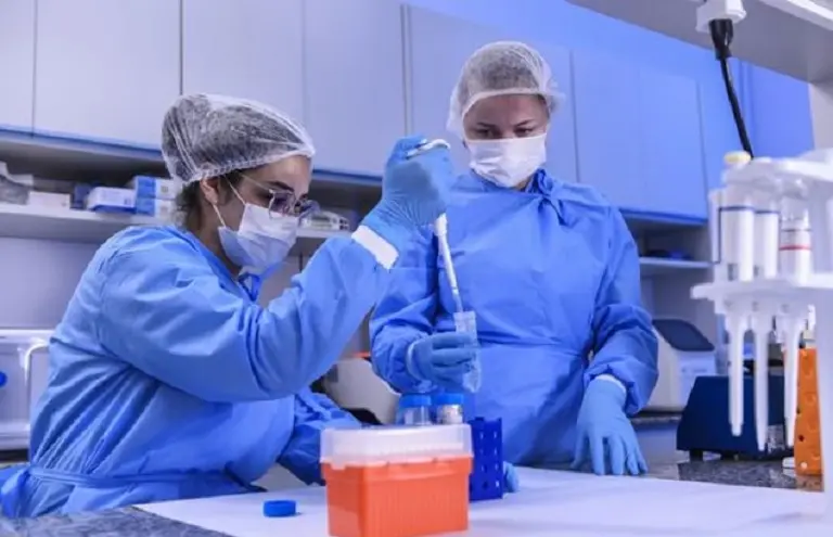 El ambicioso plan de un Nobel de Economía para frenar el avance de la pandemia