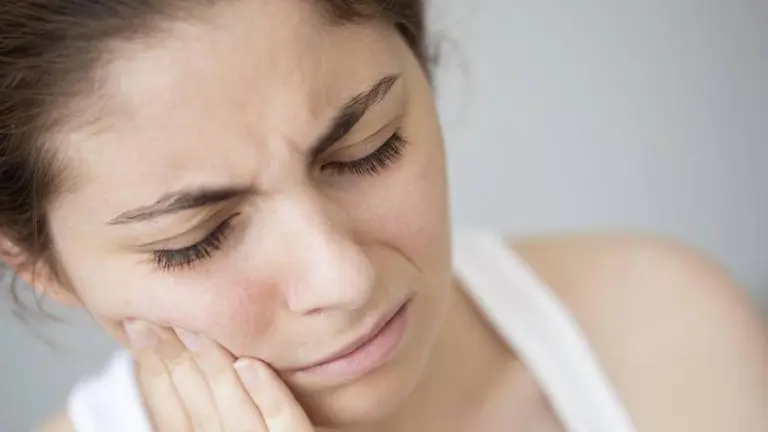 Por qué salen las llagas en la boca y cómo curarlas