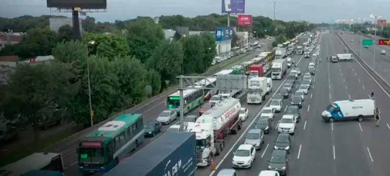Video: Imágenes impactantes de las largas colas en la Panamericana para entrar a la Ciudad en plena cuarentena